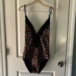 White House Black Market Black Lace Detail Leopard 🐆 Print swimsuit